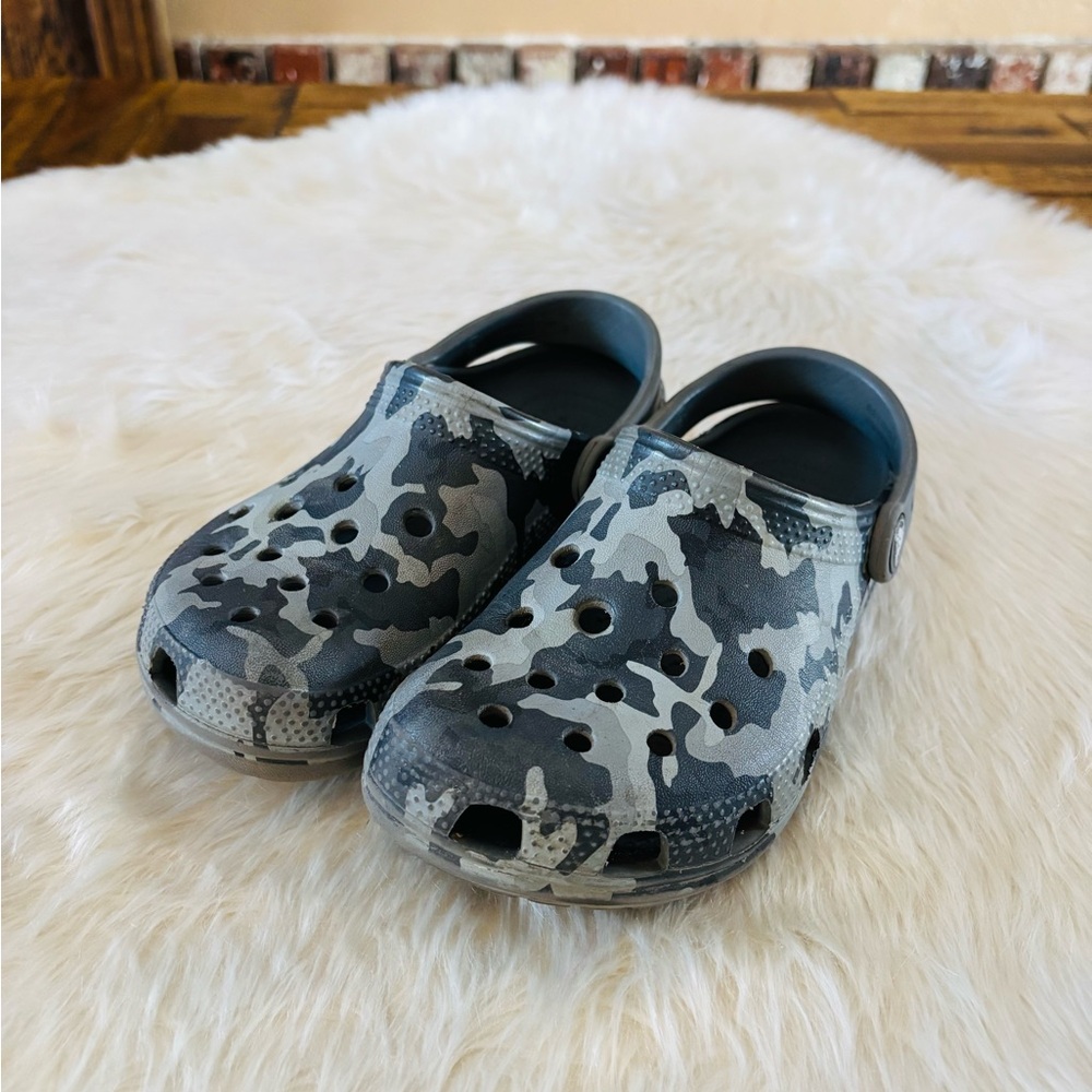 CROCS Kids Blue Camouflage Clogs